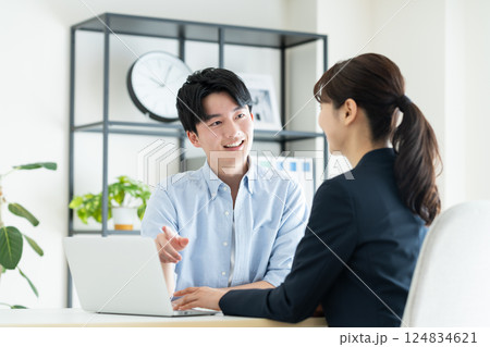 プランナーに相談する若い男性　 124834621