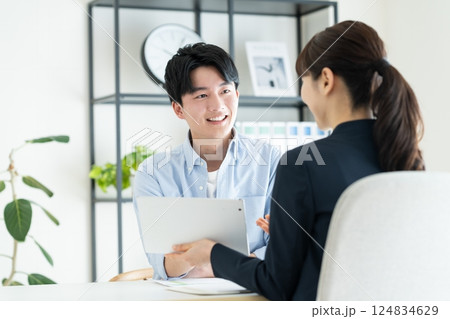プランナーに相談する若い男性　 124834629