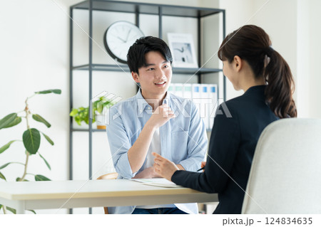 プランナーに相談する若い男性 プランナーに相談する若い男性 124834635