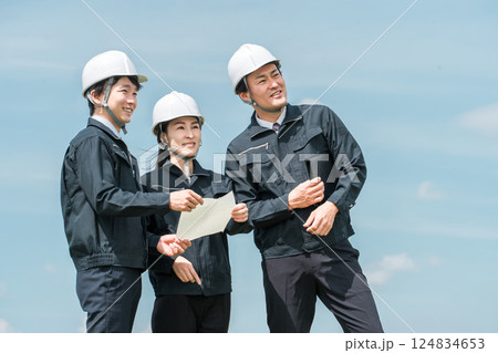 建設現場にいる建設業,建築業の作業員の男女 124834653