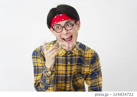 アキバ系の男性　妄想する　白背景 124834722