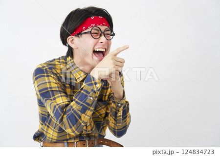 右側を指差すアキバ系の男性 白背景 右側を指差すアキバ系の男性 白背景 124834723