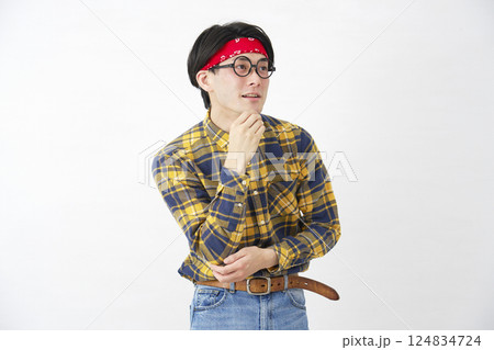 アキバ系の男性　悩む　白背景 124834724