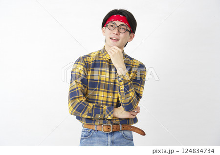 アキバ系の男性　想像する　白背景 124834734