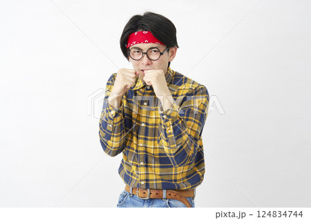 アキバ系の男性 ファイティングポーズ 白背景 アキバ系の男性 ファイティングポーズ 白背景 124834744