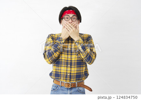 アキバ系の男性　驚く　白背景　カメラ目線 124834750