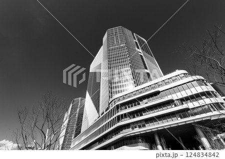 東京再開発 見上げる高層ビルの風景 高輪ゲートウェイ 2025.03 c-6 モノクロ 東京再開発 見上げる高層ビルの風景 高輪ゲートウェイ 2025.03 c-6 モノクロ 124834842