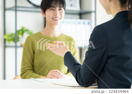 プランナーに相談する若い女性 124834964