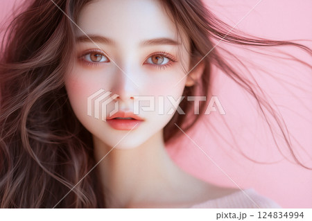 風に髪をなびかせ見つめる美しい女性 124834994