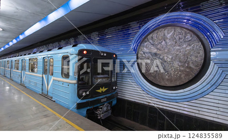 kosmonavtlar station is a space-programme-themed station of the Tashkent Metro.It honors Soviet cosmonauts such as Yuri Gagarin and Valentina Tereshkova 124835589
