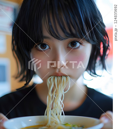 ラーメンを楽しむアジア人女性ポートレート 124835692