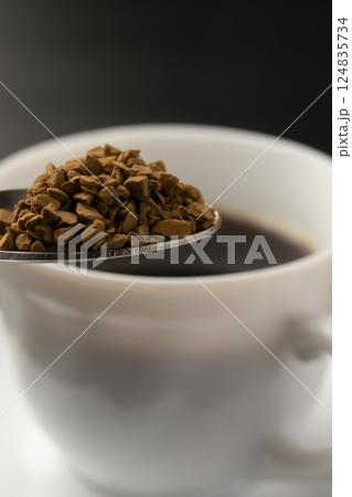 インスタントコーヒー　コーヒー粉末 124835734