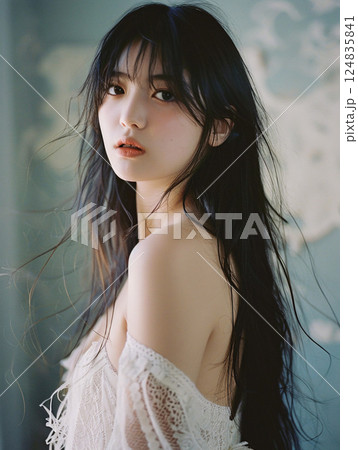 白いドレスを着た日本人女性のポートレート 124835841