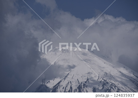 雲に覆われる富士山 雲に覆われる富士山 124835937