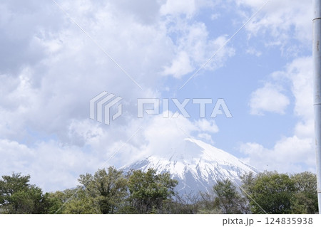 雲の隙間から見える富士山 雲の隙間から見える富士山 124835938
