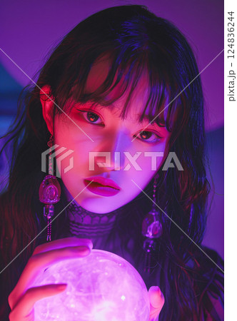 光るクリスタルボールを持つ神秘的なアジア人女性 124836244