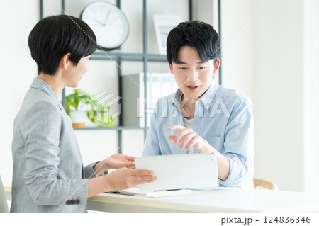 プランナーに相談する若い男性 プランナーに相談する若い男性 124836346