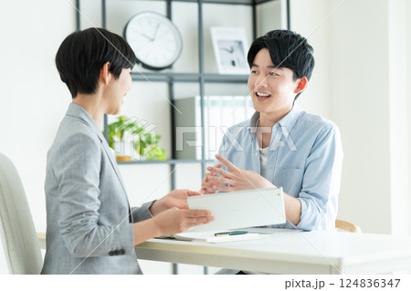 プランナーに相談する若い男性 プランナーに相談する若い男性 124836347