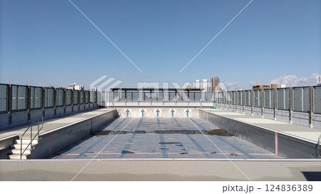 水のないプール 124836389