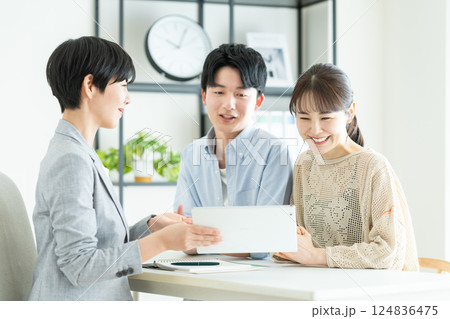 プランナーに相談する若い夫婦 124836475