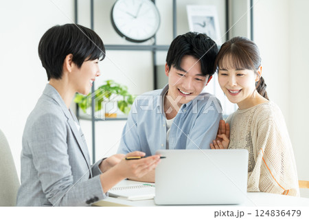 プランナーに相談する若い夫婦 124836479
