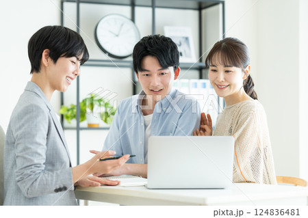 プランナーに相談する若い夫婦 124836481