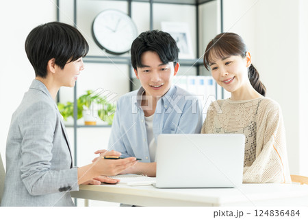プランナーに相談する若い夫婦 124836484
