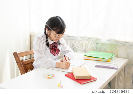 勉強をしている受験生 勉強をしている受験生 124836485