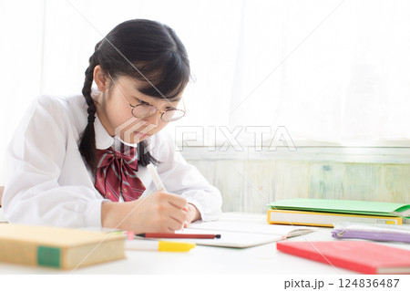勉強をしている受験生 124836487
