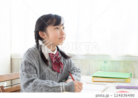 勉強をしている受験生 勉強をしている受験生 124836490