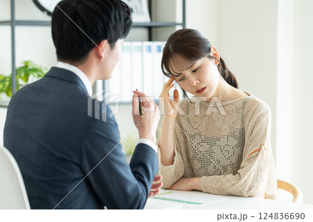 コンサルタントに相談する若い女性 124836690
