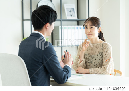 コンサルタントに相談する若い女性 124836692