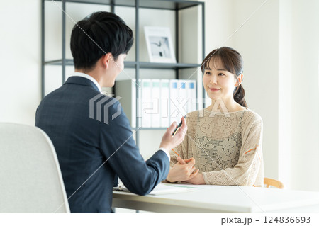 コンサルタントに相談する若い女性 コンサルタントに相談する若い女性 124836693