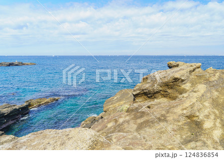 【千葉県南房総市】明神岬(大房岬自然公園)の岩場と東京湾 【千葉県南房総市】明神岬(大房岬自然公園)の岩場と東京湾 124836854