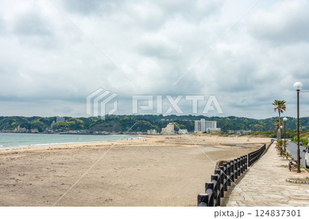 御宿中央海水浴場　御宿海岸中央ビーチ　月の沙漠通り　どこまでも続く白い砂浜と穏やかな波 124837301