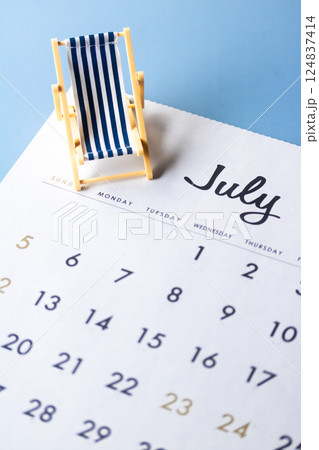 カレンダーJuly に置かれたデッキチェア カレンダーJuly に置かれたデッキチェア 124837414