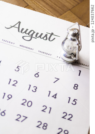 カレンダーAugustに置かれたランタン カレンダーAugustに置かれたランタン 124837662