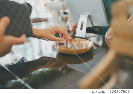 coffee shop 124837668