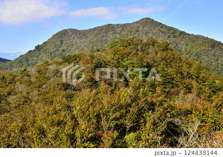御坂山地の五湖山から眺める紅葉の山梨百名山 三方分山 御坂山地の五湖山から眺める紅葉の山梨百名山 三方分山 124838144