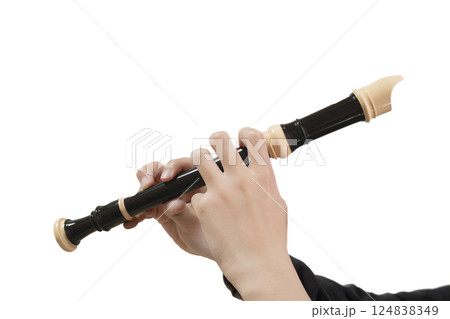 ソプラノリコーダーを持つ小学生の手 124838349