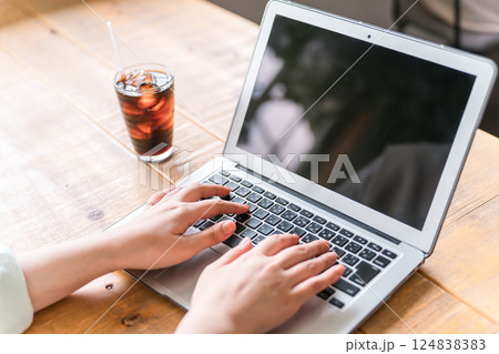 カフェでランチしながらテレワークをする女性の手元 カフェでランチしながらテレワークをする女性の手元 124838383