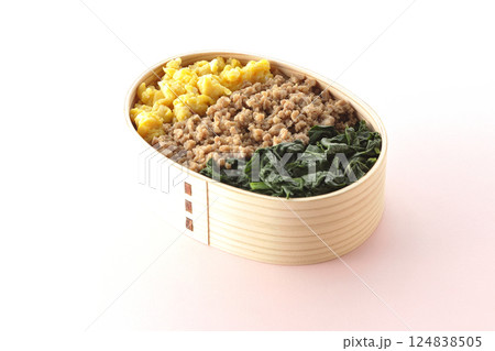 卵、肉、ほうれん草の三色弁当 卵、肉、ほうれん草の三色弁当 124838505