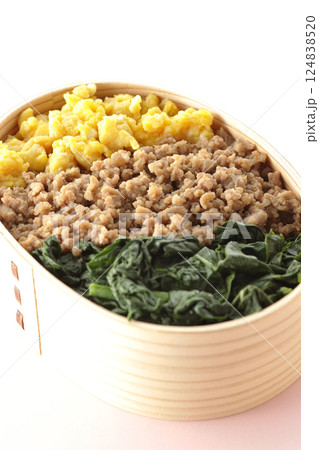卵、肉、ほうれん草の三色弁当 124838520