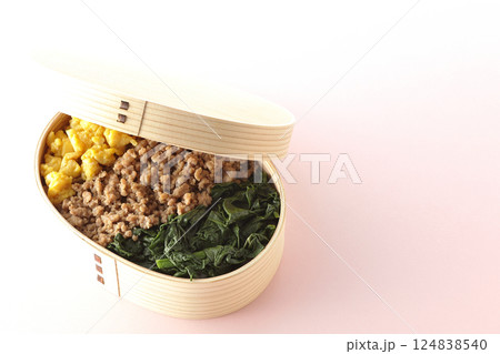 卵、肉、ほうれん草の三色弁当 124838540