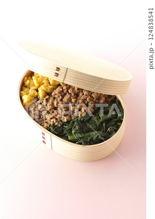 卵、肉、ほうれん草の三色弁当 卵、肉、ほうれん草の三色弁当 124838541