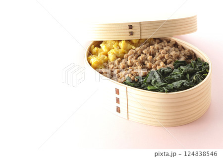 卵、肉、ほうれん草の三色弁当 124838546