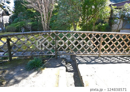 日本の伝統的竹垣「光悦寺垣」・透かし竹垣・曲線美・日本文化の背景素材 124838571