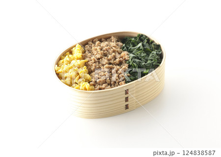 卵、肉、ほうれん草の三色弁当を白背景で撮影 124838587