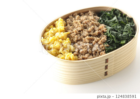 卵、肉、ほうれん草の三色弁当を白背景で撮影 卵、肉、ほうれん草の三色弁当を白背景で撮影 124838591