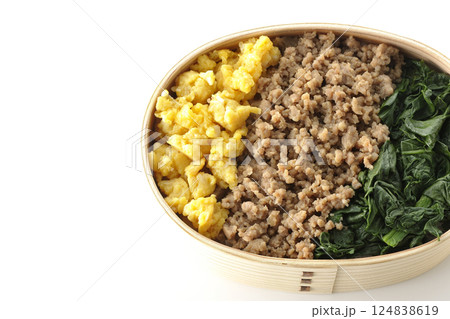 卵、肉、ほうれん草の三色弁当を白背景で撮影 卵、肉、ほうれん草の三色弁当を白背景で撮影 124838619